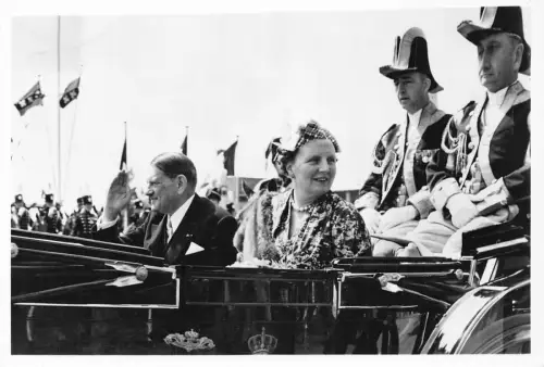 Niederländische Königin Juliana und französischer Präsident Rene Coty Echtfoto Postkarte