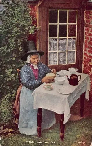 B025 Welsh Lady at Tea in traditioneller Tracht Indianer Ethno Vintage Postkarte