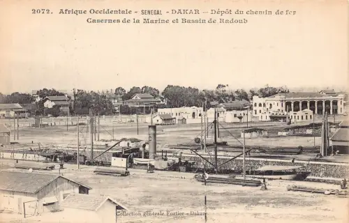 B443 Senegal Dakar Depot du chemin de Fer Casernes Marine Dampfschiffe Postkarte