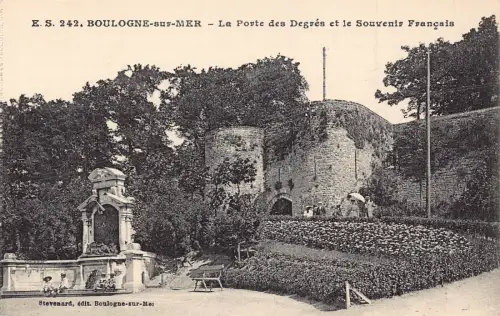 A681 Frankreich Boulogne-sur-Mer Porte des Degres et Souvenir Francais Postkarte