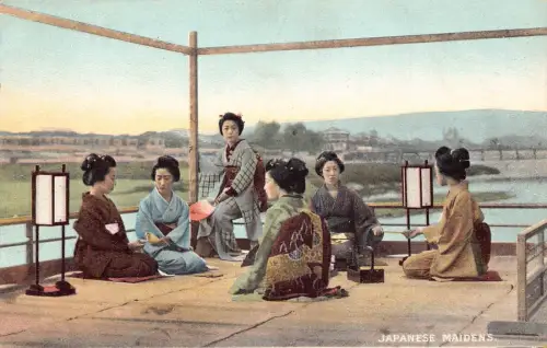 A687 Japan Japanische Jungfrauen sitzen auf Terrasse Geishas Vintage Postkarte