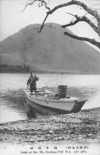 L268 Japan Blick auf Haruna-Fuji vom Fischer am Seeseite Vintage Postkarte