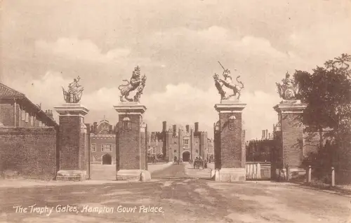 B127 England Hampton Court Palace Trophy Gates Postkarte