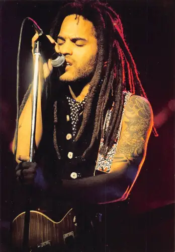 L289 Musik Sänger Rock Lenny Kravitz singende Postkarte