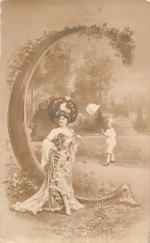 B590 Alphabet Buchstabe C Schöne Dame Junge fängt Schmetterlinge 1907 Postkarte