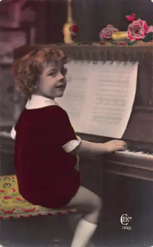 B155 Fotomontage kleines Mädchen spielt Klavier Vintage Postkarte
