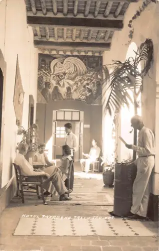 B156 Mexiko Hotel Taxameno Taxco alter Mann raucht Pfeife Restaurant RPPC Postkarte