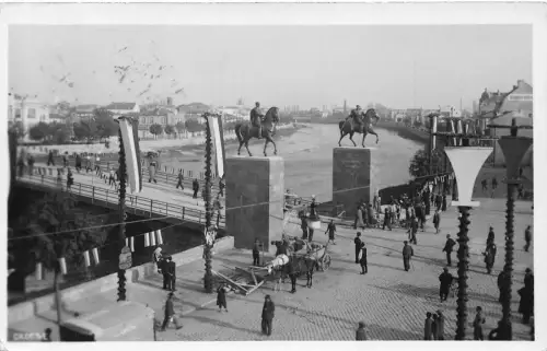 Nordmazedonien 1938 Skopje Pferdestatuen Brücke Kutschen RPPC Postkarte