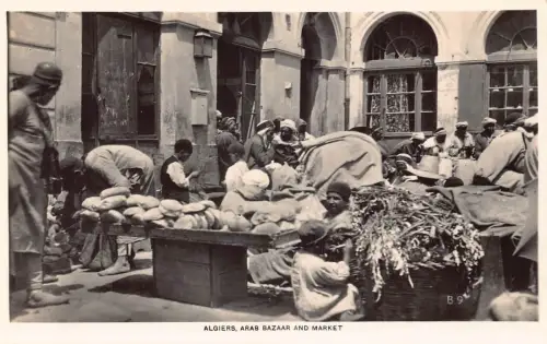 A902 Algerien Arabischer Basar und Markt Brotverkäufer Jungen RPPC Postkarte