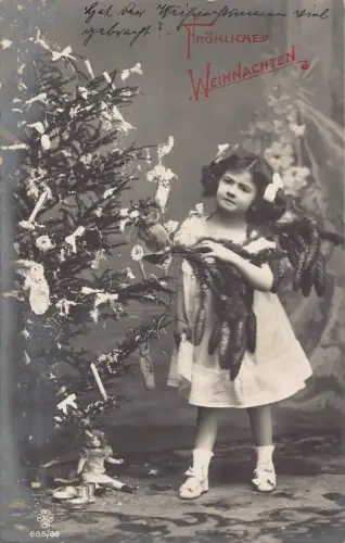 B193 Weihnachtsgrüße 1910 Mädchen schmückt Tannenbaum Kerzen Kiefern Postkarte