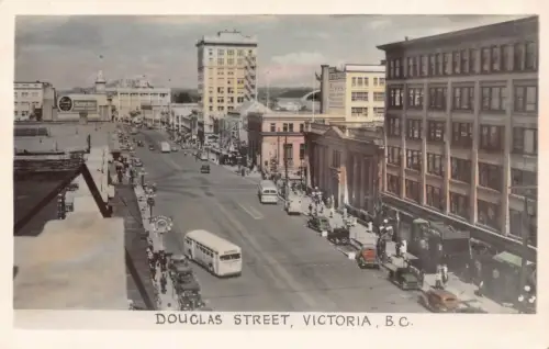 B242 Kanada Victoria BC Douglas Street Bus Autos Geschäfte RPPC Postkarte
