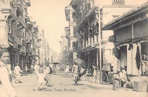 L378 Indien In der Heimatstadt Bombay Regenschirme belebte Straße Vintage Postkarte