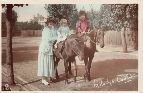 Handbemalte RPPC Schauspielerin Gladys Cooper und Kinder auf Pony Postkarte