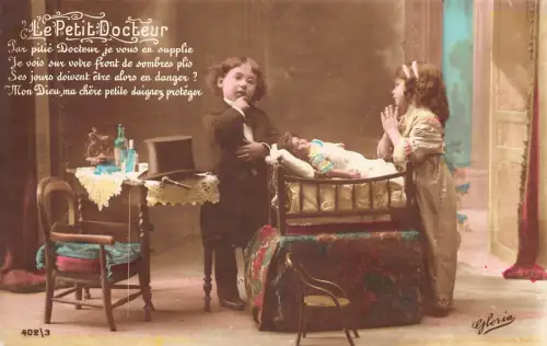 Fotomontage Kleiner Arzt Junge behandelt kranke Puppe Mädchen Kinder Postkarte