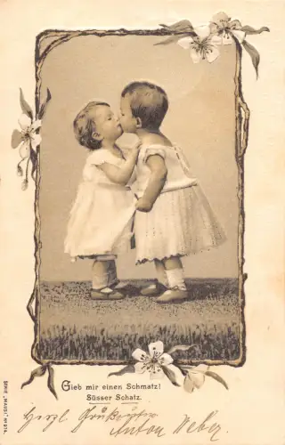 Kinder 1902 kleine Mädchen in Kleidern Kuss Passepartout geprägte Postkarte C356