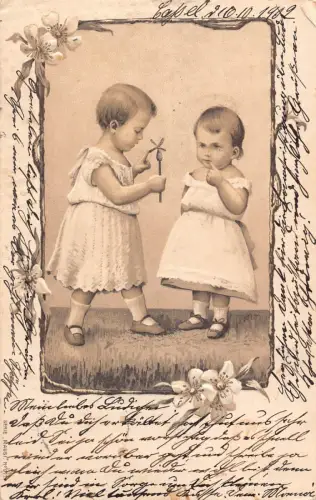 Kinder 1902 Mädchen spielen mit maurischem Blumenpassepartout geprägte Postkarte C358