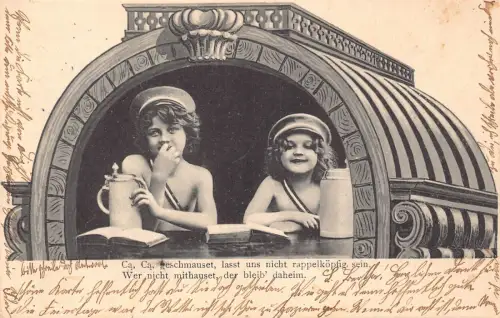 Kinder 1904 Deutsche Jungen am Tisch geöffnete Bücher Bierkrüge Fass Postkarte C361