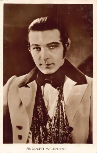Filmstar italienischer Schauspieler Rudolph Valentino Portrait RPPC Postkarte B835