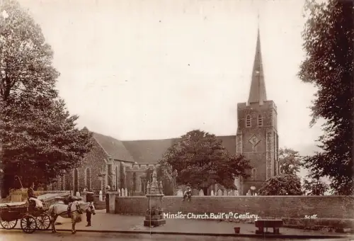 B004 England RPPC Minster Kirche Kutsche Vintage Postkarte