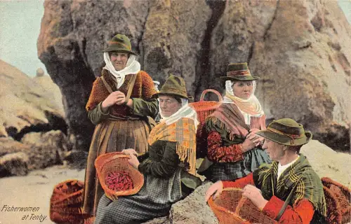 B007 Wales Fisherwomen at Tenby Ethnic Natives Vintage Postkarte