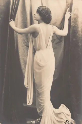 Echtfoto einer Bühnenschauspielerin in sinnlicher Kleidung posiert in der Nähe von Curtain Postkarte