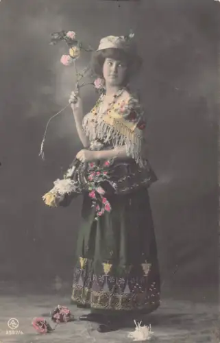 Echtfoto Italienerin in Tracht und Blumen Nelken Postkarte