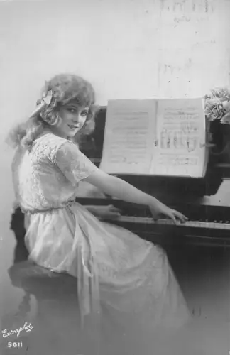Italienische Schönheit im Spitzenkleid spielt Klavier Musikinstrument 1925 Postkarte