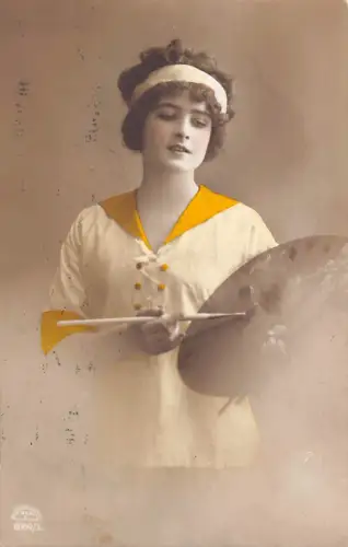 Echtfoto 1915 Frau posiert als Malerin mit Pinsel Vintage Postkarte