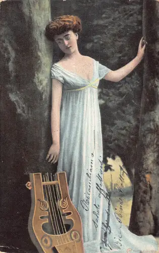 Muse schöne Frau posiert in der Nähe von Baum und Lire Kunst Vintage Postkarte