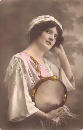 Echt Foto Frau im Bauernstil Kostüm Tamburin Musikinstrument Postkarte