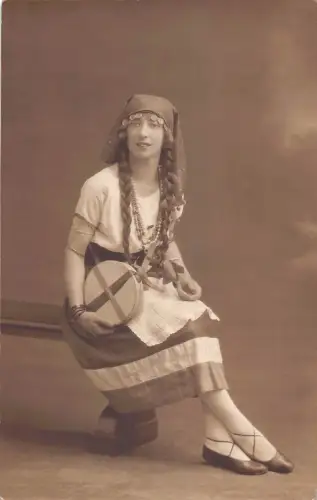 Echtfoto Frau im Bauernstil Kostüm runde Schachtel James W Howard Postkarte