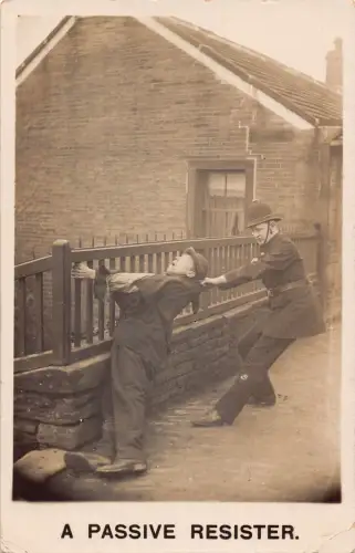 Polizist 1904 Comic Ein passiver Widerständler betrunkener Mann hängt an der Wand Postkarte