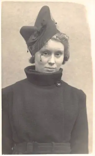 Echt Foto Portrait einer Frau im Wintermantel und interessanter Mütze Vintage Postkarte