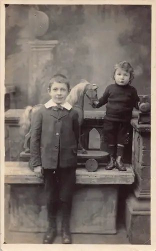 Echtfoto Junge und kleiner Bruder posiert mit Pferd Spielzeug Vintage Postkarte