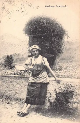A190 Italien Lombardei Tracht Bauer pflegen Heu auf Rückseite Postkarte