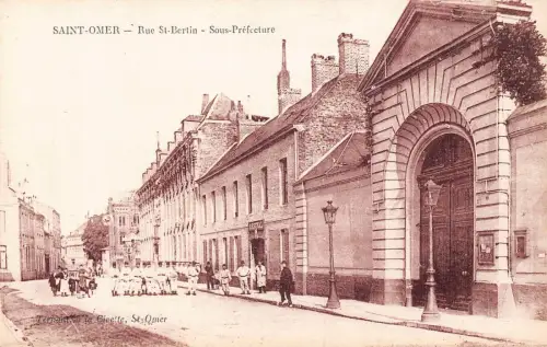 C030 Frankreich, Saint-Omer rue St-Bertin Sous Präfektur Vintage Postkarte