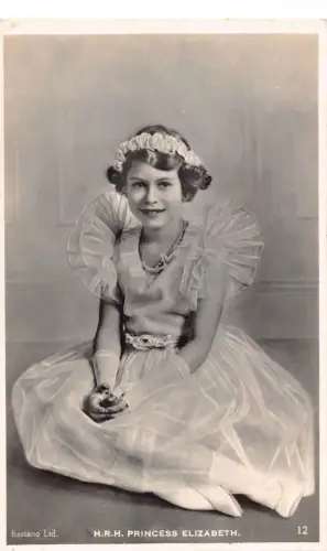 Britisches Königshaus Queen Elizabeth als Kind posiert im Prinzessinnenkleid RPPC Postkarte