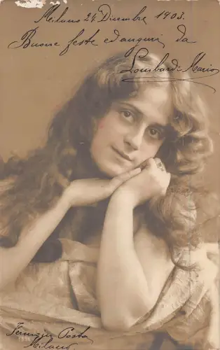 Portrait Echt Foto 1903 Frau mit lockigem Haar Hand unter Kinnring Postkarte