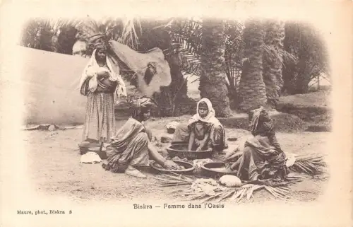 A615 Postkarte Algerien Biskra Femme dans l'Oasis ethnische einheimische Frauen machen Essen