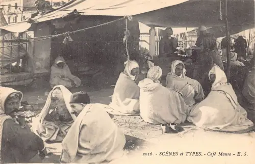 A616 Algerien Szenen und Typen Cafe Maure Einheimische Männer Rauchen Zigaretten Postkarte