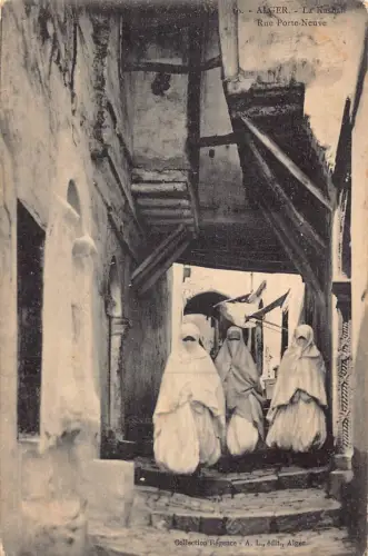 A616 Algerien Algier Alger La Kasbah Rue Porte Neuve Frauen in Burkas Postkarte