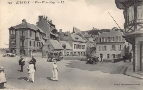 Frankreich Etretat Place Victor Hugo Autos Oldtimer Postkarte B850