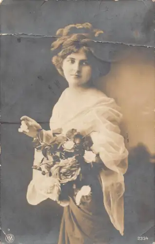 A628 Fashion Glamour 1923 Elegante Frau Geflochten Dutt Blumen Rosen Postkarte