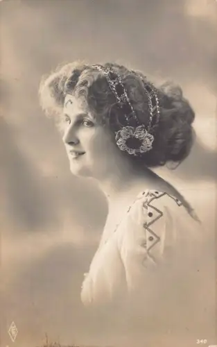 A630 Foto Echt Portrait schöne Frau lockiges Haar Dutt Blume gestricktes Stirnband Postkarte