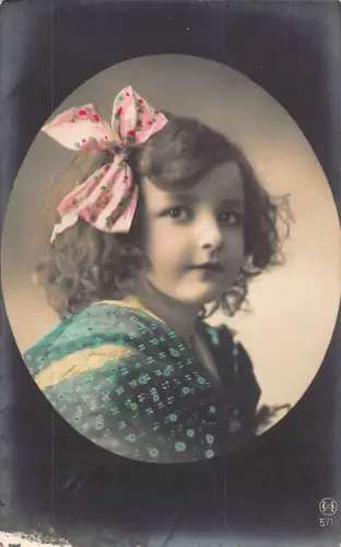 A628 Echt Foto 1910 süßes Mädchen lockiges Haar rosa Band Passepartout Postkarte