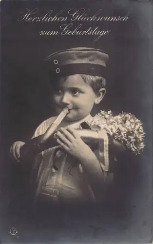 A628 Geburtstag 1918 Junge spielt Trompete deutscher Soldat Hut Blumen Postkarte
