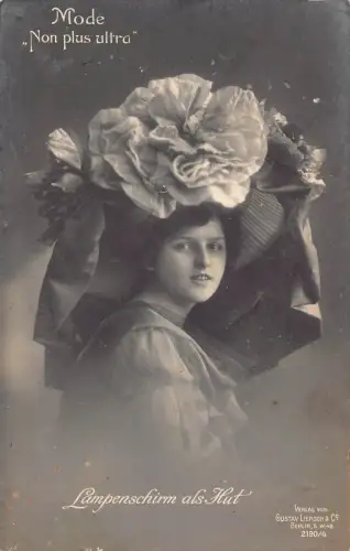 A630 Fashion 1910 Large Flower Hat Non Plus Ultra Lampenschirm als Hut Postkarte