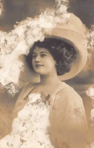 A630 Mode 1910 Großer Hass getragen von lächelnder Frau lockiges Haar Postkarte