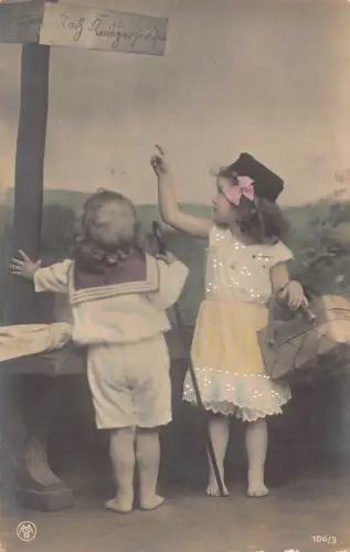 A630 Kinder 1910 Mädchen und Junge im Matrosenkostüm Stockstock Korb Postkarte