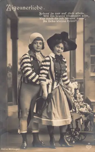 A630 Liebesromantik 1911 Paar umarmt schwarz-weiße Streifen Kleidung Postkarte